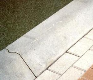 Bordure pour trottoir - Bleijko - en béton / de quai de bus / linéaire
