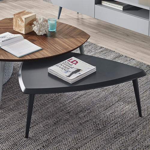 Table basse contemporaine - NAGY - Vanguard Concept - en bois laqué / triangulaire / résidentielle