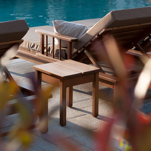 Table d'appoint contemporaine - CHIL - AZUR CONFORT - en bois massif / en mélèze / avec piètement en bois
