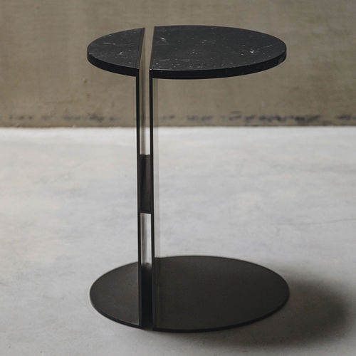 Table d'appoint contemporaine - HALF NERO MARQUiNA - MAAMI HOME - en marbre / avec piètement en acier laqué / ronde