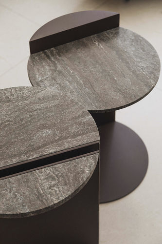 Table d'appoint contemporaine - HALF BLACK TRAVERTINE - MAAMI HOME - en acier thermolaqué / en travertin / avec piètement en acier laqué