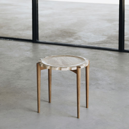 Table d'appoint contemporaine - CLOCK S TRAVERTINE - MAAMI HOME - en travertin / avec piètement en chêne / avec piètement en bois massif