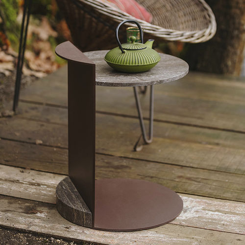 Table d'appoint design minimaliste - LINEA BLACK TRAVERTINE - MAAMI HOME - en marbre / avec piètement en acier laqué / ronde