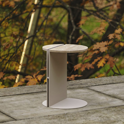 Table d'appoint contemporaine - HALF TRAVERTINE - MAAMI HOME - en travertin / avec piètement en acier thermolaqué / ronde