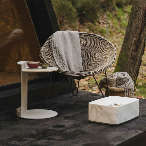 Table d'appoint contemporaine - LINEA TRAVERTINE - MAAMI HOME - en travertin / avec piètement en métal laqué / ronde