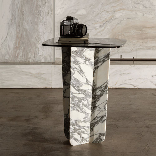 Table d'appoint contemporaine - QUINA ARABESCATO - MAAMI HOME - en verre trempé / avec piètement en marbre / carrée