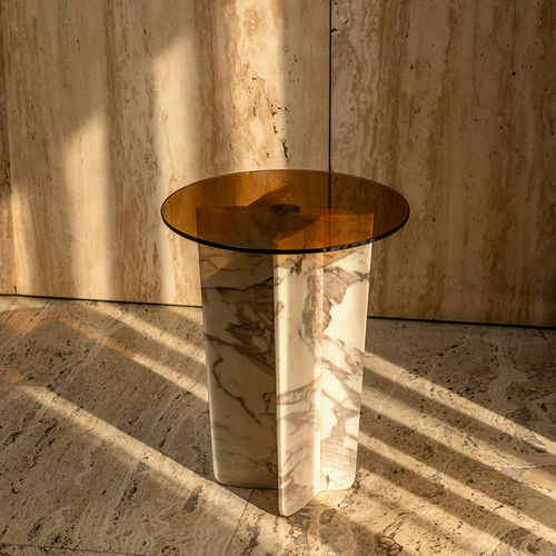Table d'appoint contemporaine - QUINA ESTREMOZ - MAAMI HOME - en verre trempé / avec piètement en marbre / ronde