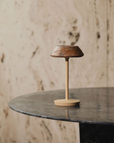 Lampe beige - mini FIORE - MAAMI HOME - de table / en aluminium / en marbre