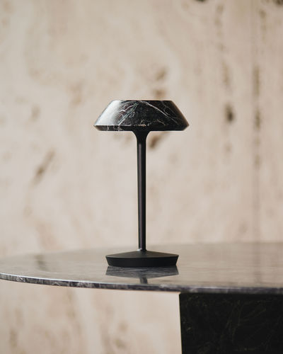 Lampe noire - mini FIORE - MAAMI HOME - de table / en aluminium / en marbre