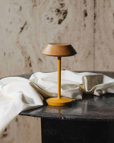 Lampe jaune - mini FIORE - MAAMI HOME - de table / en aluminium / en marbre