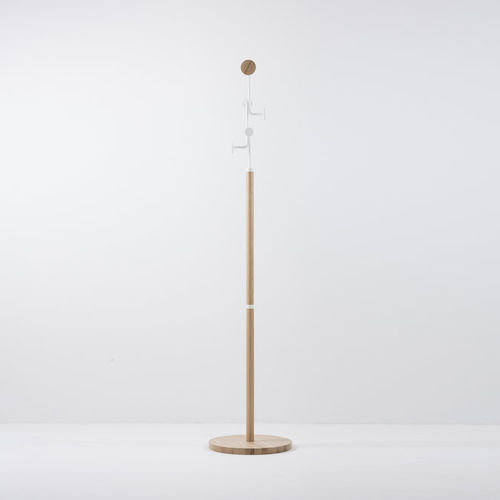 Porte-manteau sur pied - HOOK - Gazzda - contemporain / en acier / en chêne