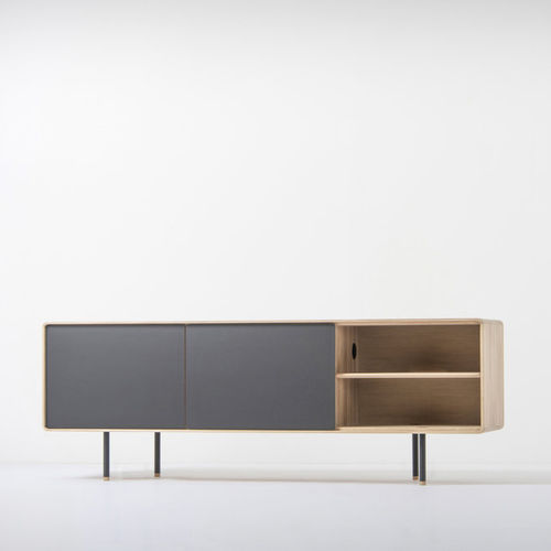 Buffet contemporain - FINA - Gazzda - en chêne / en linoléum / avec étagère
