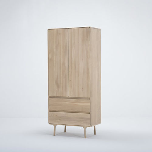 Armoire contemporaine - FAWN - Gazzda - en chêne / à portes battantes / à tiroir
