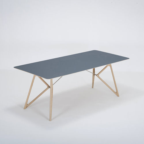 Table contemporaine - TINK - Gazzda - en chêne / en linoléum / avec piètement en chêne