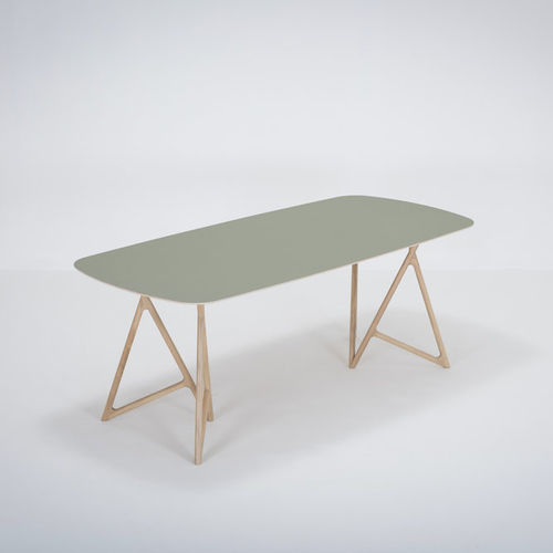 Table contemporaine - KOZA - Gazzda - en chêne / en linoléum / ovale