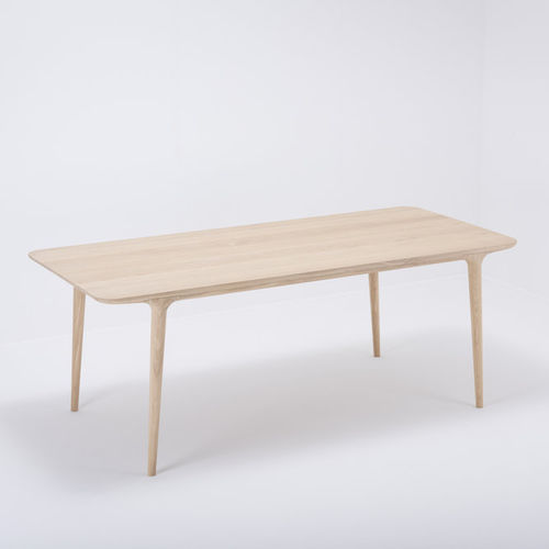 Table contemporaine - FAWN - Gazzda - en chêne / rectangulaire