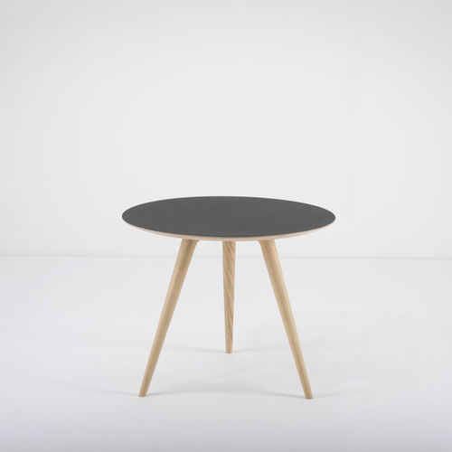 Table d'appoint contemporaine - ARP - Gazzda - en chêne / en linoléum / avec piètement en chêne