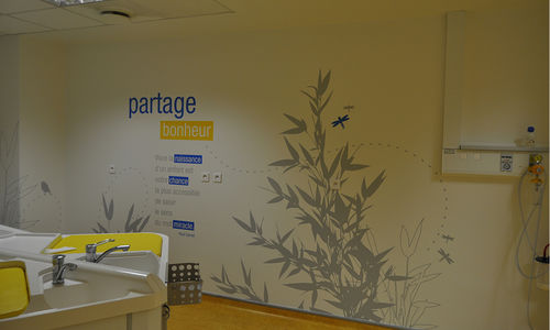 Sticker mural texte - HÔPITAL SARREGUEMINES - Atelier d'Art Osmoze - Design & décoration murale - pour établissement public / en vinyle