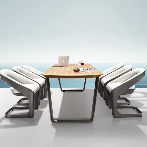 Table à manger contemporaine - ONDA - Higold - en teck / avec piètement en aluminium / luge