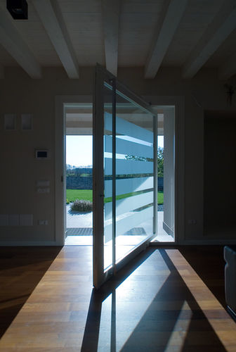 Porte d'intérieur - ONE - Aldena - en bois / pivotante à axe excentré / vitrée
