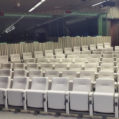 Fauteuil d'auditorium contemporain - Arcade - Jezet Seating - en tissu ignifuge / en hêtre / en métal