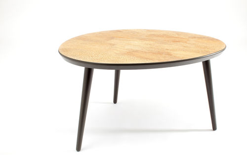 Table basse contemporaine - AFELIO - SIKALINDI - en bois / ovale / résidentielle