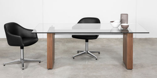 Table contemporaine - BLOCK - MASIS - en verre / avec piètement en bois / rectangulaire