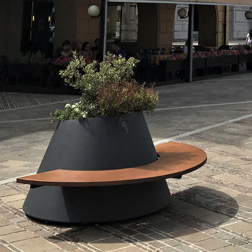 Banc public contemporain - CONE PLUS - THE ITALIAN LAB SRL - en bois exotique / en tôle d'acier / avec jardinière intégrée