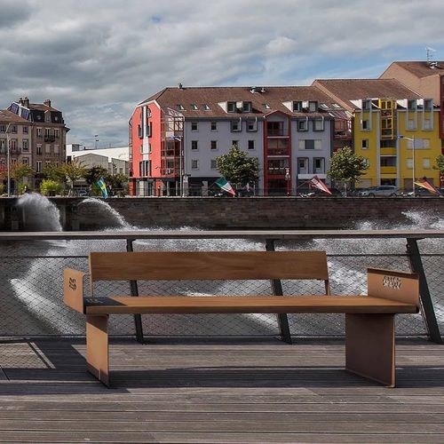 Banc public contemporain - CLAPS - THE ITALIAN LAB SRL - en acier galvanisé / en bois exotique / avec dossier