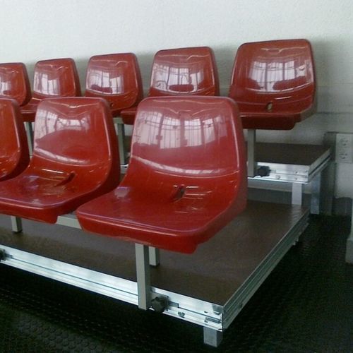 Siège de gradin avec dossier bas - 1981 series - Mott Mobile Systeme GmbH &Co. KG - contemporain / résistant aux UV / en polypropylène