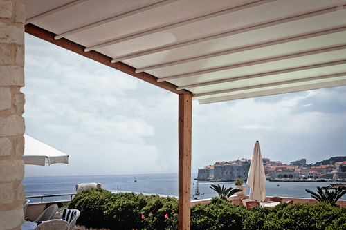 Pergola adossée - PARTERRE : SANREMO PATIO - Frigerio Living - en aluminium / couverture coulissante en toile PVC