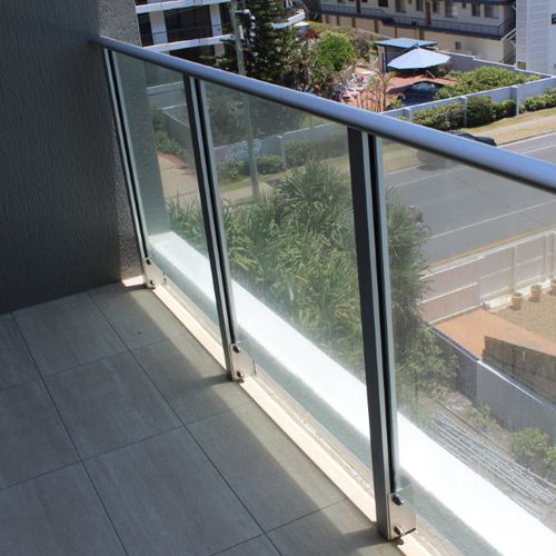 Garde-corps en aluminium - 54 SERIES - Clear glass - à panneaux en verre / d'extérieur / pour balcon