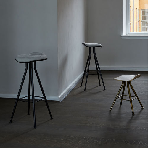Tabouret de bar contemporain - NORR11 - BARFLY - Paustian - en cuir / en chêne / avec piètement en laiton