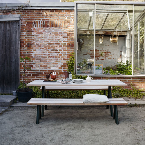 Table contemporaine - SKAGERAK - OVERLAP - Paustian - en cèdre / en acier à revêtement par poudre / avec piètement en acier