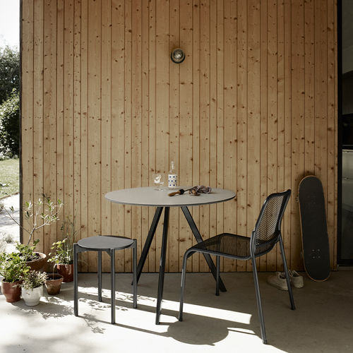 Table contemporaine - SKAGERAK - OVERLAP - Paustian - en mélaminé / avec piètement en acier / ronde