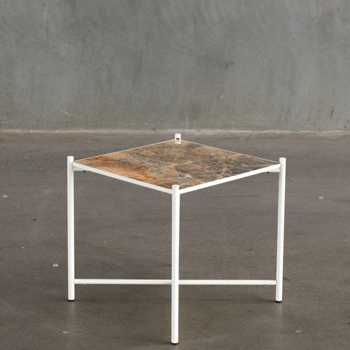 Table d'appoint contemporaine - Handvark - en métal / en marbre / carrée