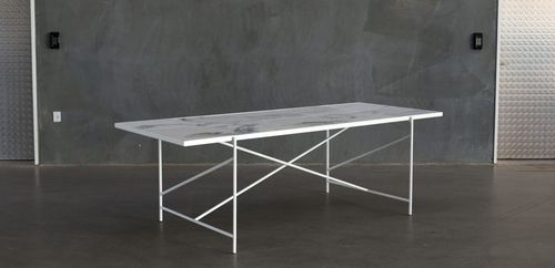 Table à manger contemporaine - 230 - Handvark - en laiton / en marbre / rectangulaire