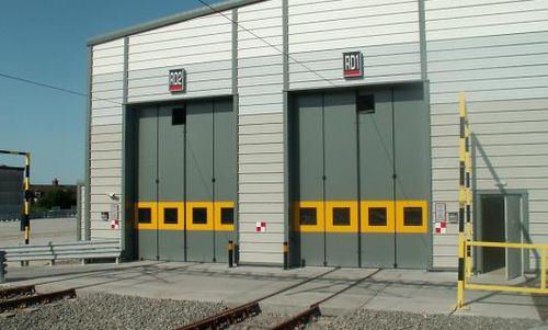 Porte industrielle pliante - PHOENIX : SWIFT BI-FOLD - Jewers Doors - en métal / antipanique / automatique