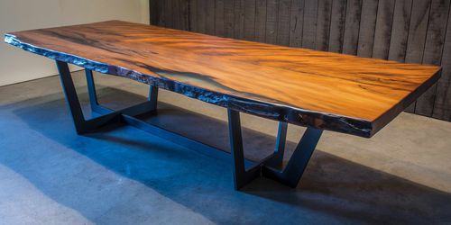 Table à manger contemporaine - KAURI - Unik - en bois massif / en bois de feuillus / en bois laqué mat