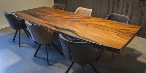 Table à manger contemporaine - KAURI - Unik - en bois massif / en bois laqué / en noyer américain