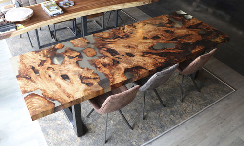 Table à manger contemporaine - Kauri - Unik - en bois massif / époxy / avec piètement en métal laqué