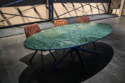 Table à manger contemporaine - Unik - en marbre / avec piètement en métal / ovale
