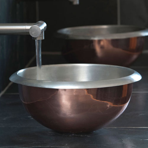 Vasque à poser - CURVA - WILLIAM HOLLAND LTD - en cuivre / ronde / contemporaine