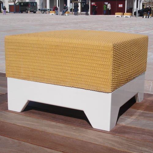 Banc public contemporain - BANC4 - REPLIK - en béton / en rotin synthétique / sans dossier