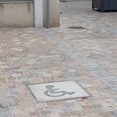 Marquage au sol PMR - REPLIK - en béton