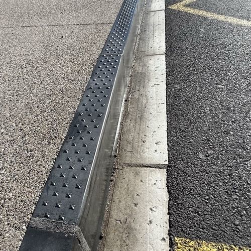 Bordure franchissable de quai de bus - BOQ series - REPLIK - pour trottoir / en béton / linéaire