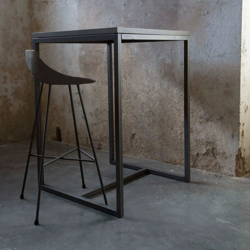 Table mange-debout contemporaine - PERSPECTIVE RAW - Lyon Béton - en béton fibré / avec piètement en acier / carrée