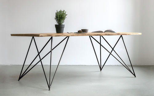 Table à manger contemporaine - SLIM - NUTSANDWOODS - en chêne / en laiton / en fer