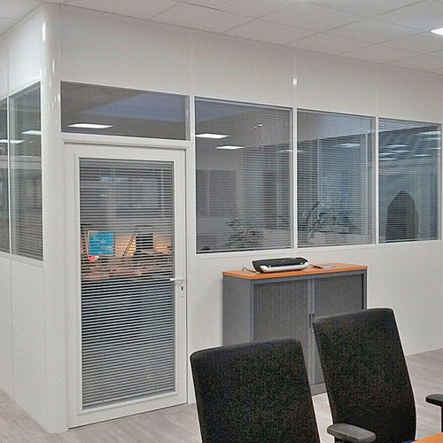 Cloison séparatrice amovible - UNIVERSALIA - AMGE industrie - modulaire / en verre / en aluminium