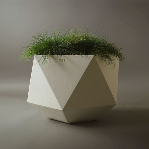Jardinière en béton fibré - FEMKANT WHITE CONCRETE - Adam Christopher Design - contemporaine / pour espace public / d'intérieur